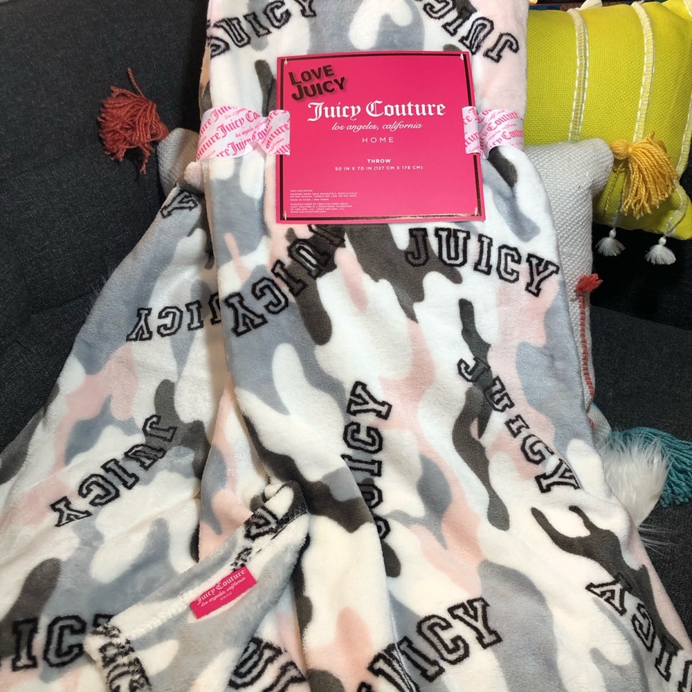 ‼️PRICE DROP‼️ ✨NWT Juicy Couture throw.
